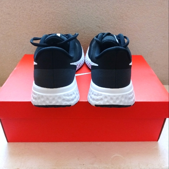 Nike - Picture 2 of 4